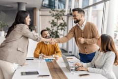 我使用的是 iPhone，下载吉祥体育 App 后提示需要“信任”，应该如何设置？